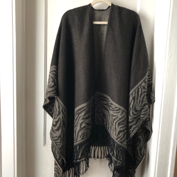 Sweaters - Barely worn brown oversized poncho